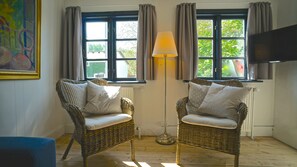 Doppelzimmer, 1 Doppelbett und Schlafsofa, Gemeinschaftsbad | Wohnbereich | Fernseher