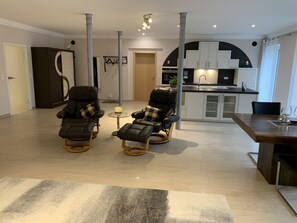 Suite Confort, 2 camas Queen size, para no fumadores, vista al patio | Área de sala de estar | Televisión de pantalla plana, estación para iPod y piso con calefacción 