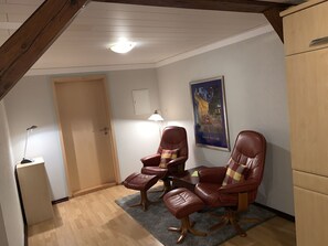 Apartment | Wohnbereich | 55-Zoll-Flachbildfernseher mit Satellitenempfang, Fernseher