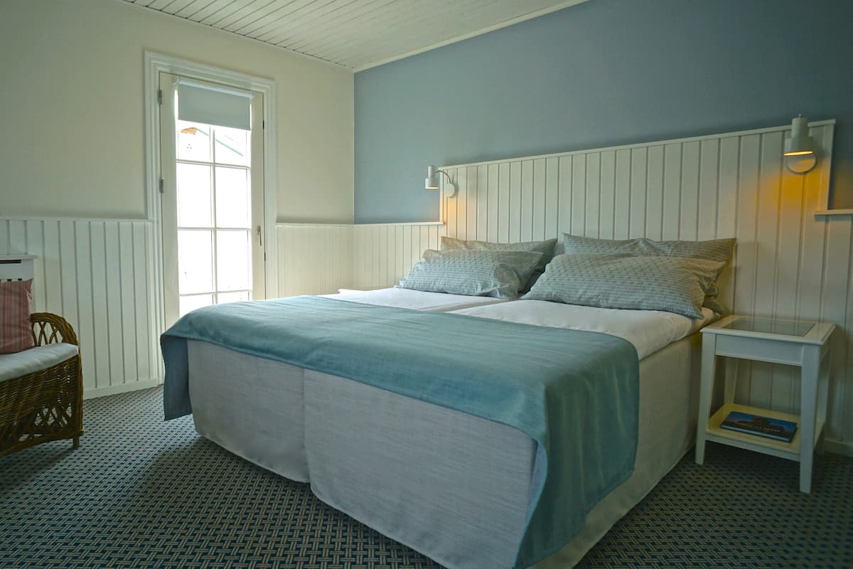 Cots/infant beds, rollaway beds, free WiFi, bed sheets