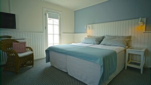 Cots/infant beds, rollaway beds, free WiFi, bed sheets