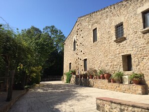 Front of property - Mas Fuselles (Cornella del Terri)