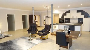 55-inch flat-screen TV with satellite channels, TV, iPod dock - Apartment Panorama 2 near Airport (Elskop)