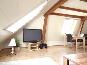 55-inch flat-screen TV with satellite channels, TV, iPod dock - Apartment Panorama 2 near Airport (Elskop)