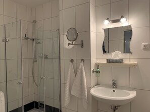 Kondominium | Kamar mandi | Shower, perlengkapan mandi gratis, pengering rambut, dan handuk