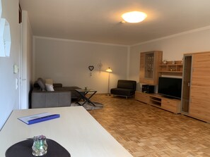 Apartment | Wohnzimmer | 50-Zoll-Flachbildfernseher mit Satellitenempfang, Fernseher