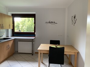 Apartment | Eigene Küche | Kühlschrank, Mikrowelle, Ofen, Herdplatte