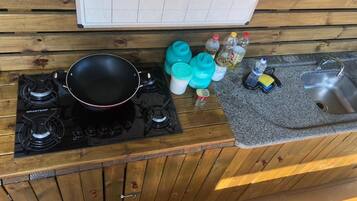 Frigobar, micro-ondas, cafeteira/chaleira, chaleira elétrica