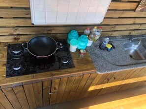 Mini-Kühlschrank, Mikrowelle, Wasserkocher mit Kaffee-/Teezubehör