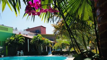 Piscina externa, espreguiçadeiras