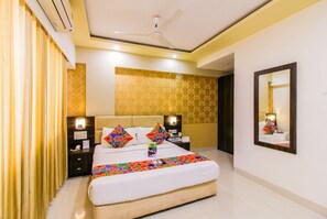 Chambre Double Deluxe, 1 lit double, non-fumeurs | Coffres-forts dans les chambres, accès pour personnes à mobilité réduite