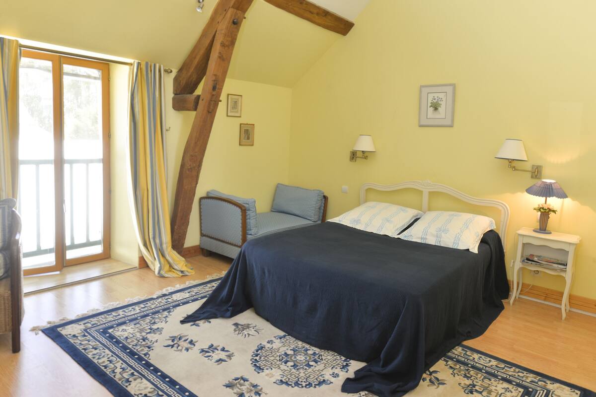 Double Room (Bleu et Jaune) | Premium bedding, blackout drapes, soundproofing