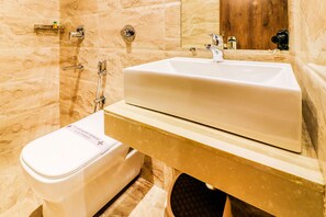 Phòng đôi Deluxe, 1 giường đôi, không hút thuốc | Phòng tắm | Buồng tắm vòi sen, khăn tắm 