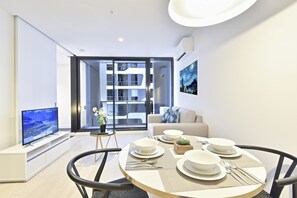 Appartement Design, 1 grand lit et 1 canapé-lit | Repas dans la chambre