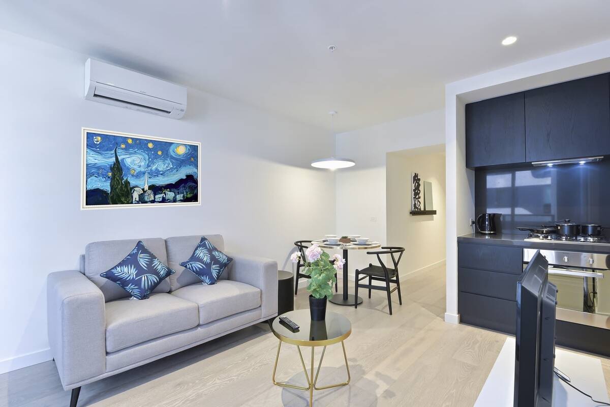 Apartamento de diseño, 1 cama de matrimonio con sofá cama | Zona de estar | Televisión de pantalla plana de 40 pulgadas con canales por cable