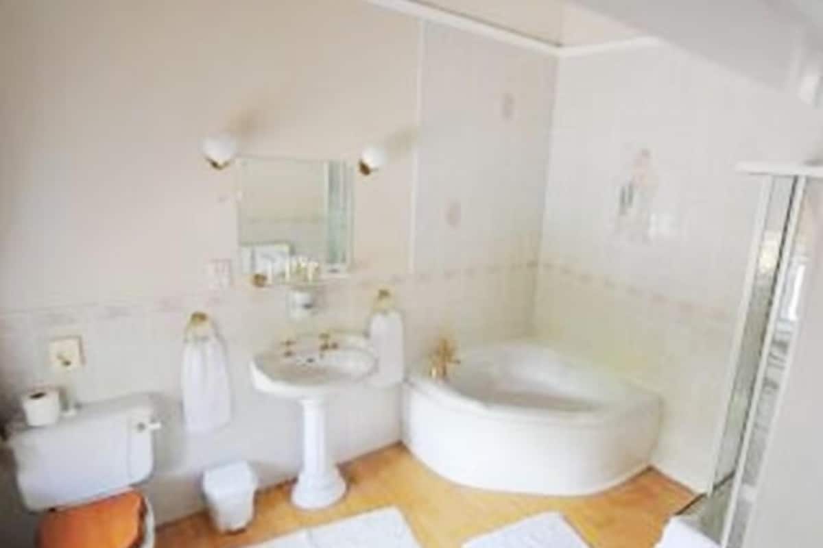 shower, free toiletries, towels