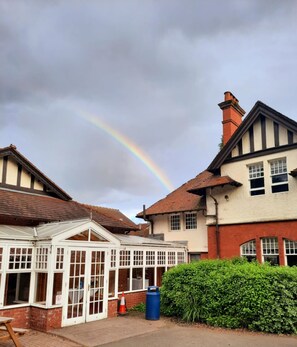 Front of property - Oyo Dunmar House Hotel (Alloa)
