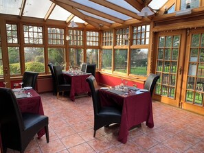 Serveert ontbijt, lunch, diner, Britse gerechten 