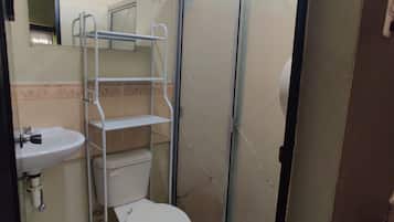 Rom – basic | Bad | Dusj, toalettartikler (inkludert) og håndklær