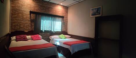 Basic Room | Laptop workspace, free WiFi, bed sheets