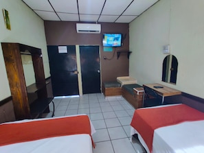 基础客房 | 高档床上用品、办公桌、免费 WiFi、床单