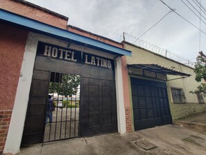 Front of property - Hotel Latino (Santa Ana)