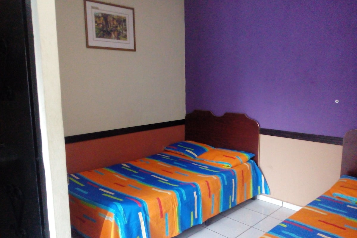 Seprai premium, meja kerja, Wi-Fi gratis, dan seprai linen