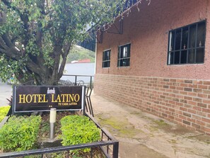 Front of property - Hotel Latino (Santa Ana)