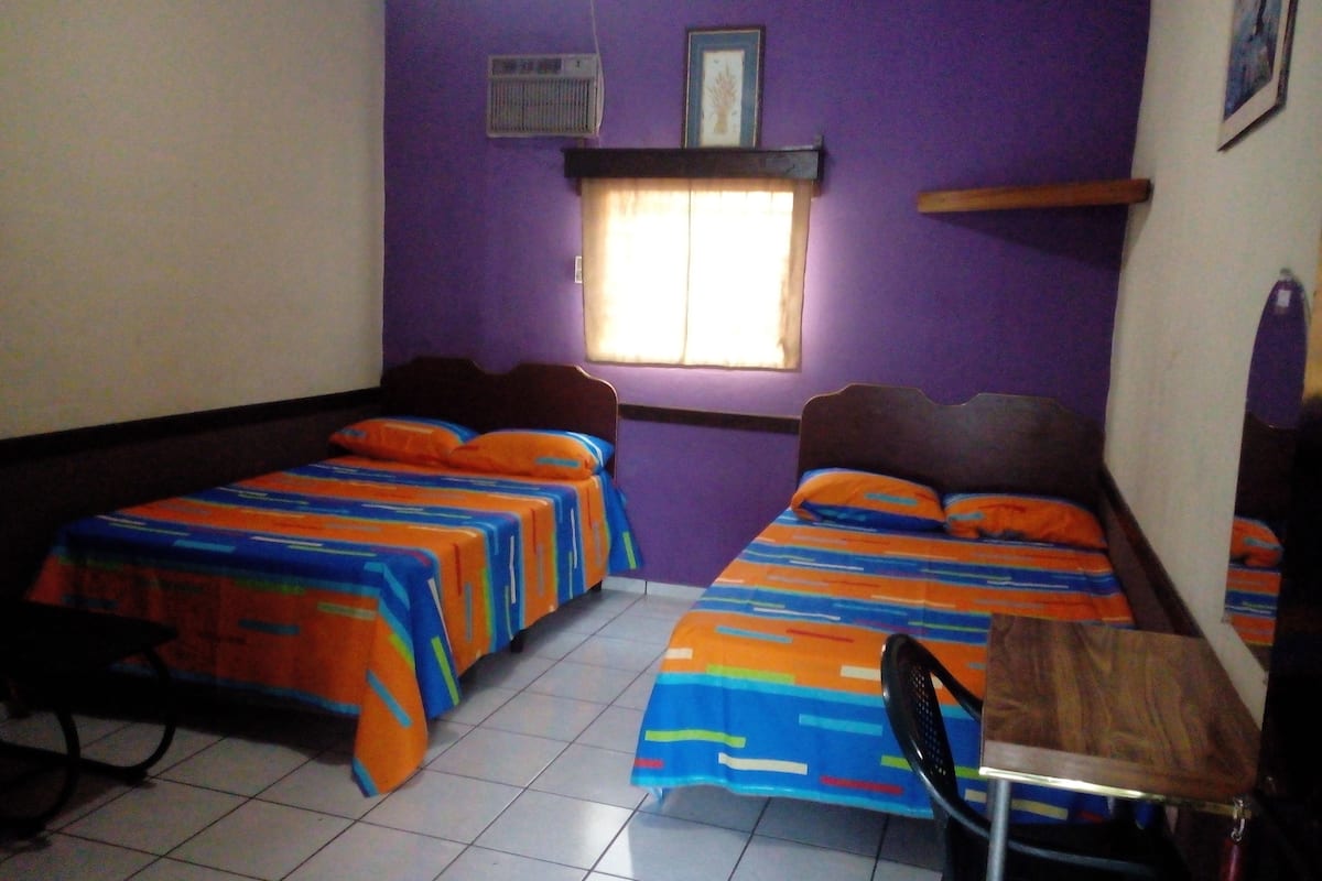 Seprai premium, meja kerja, Wi-Fi gratis, dan seprai linen