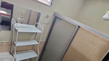 Basic Room | Bathroom | Shower, free toiletries, towels