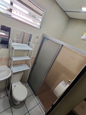 Basic-Zimmer | Badezimmer | Dusche, kostenlose Toilettenartikel, Handtücher