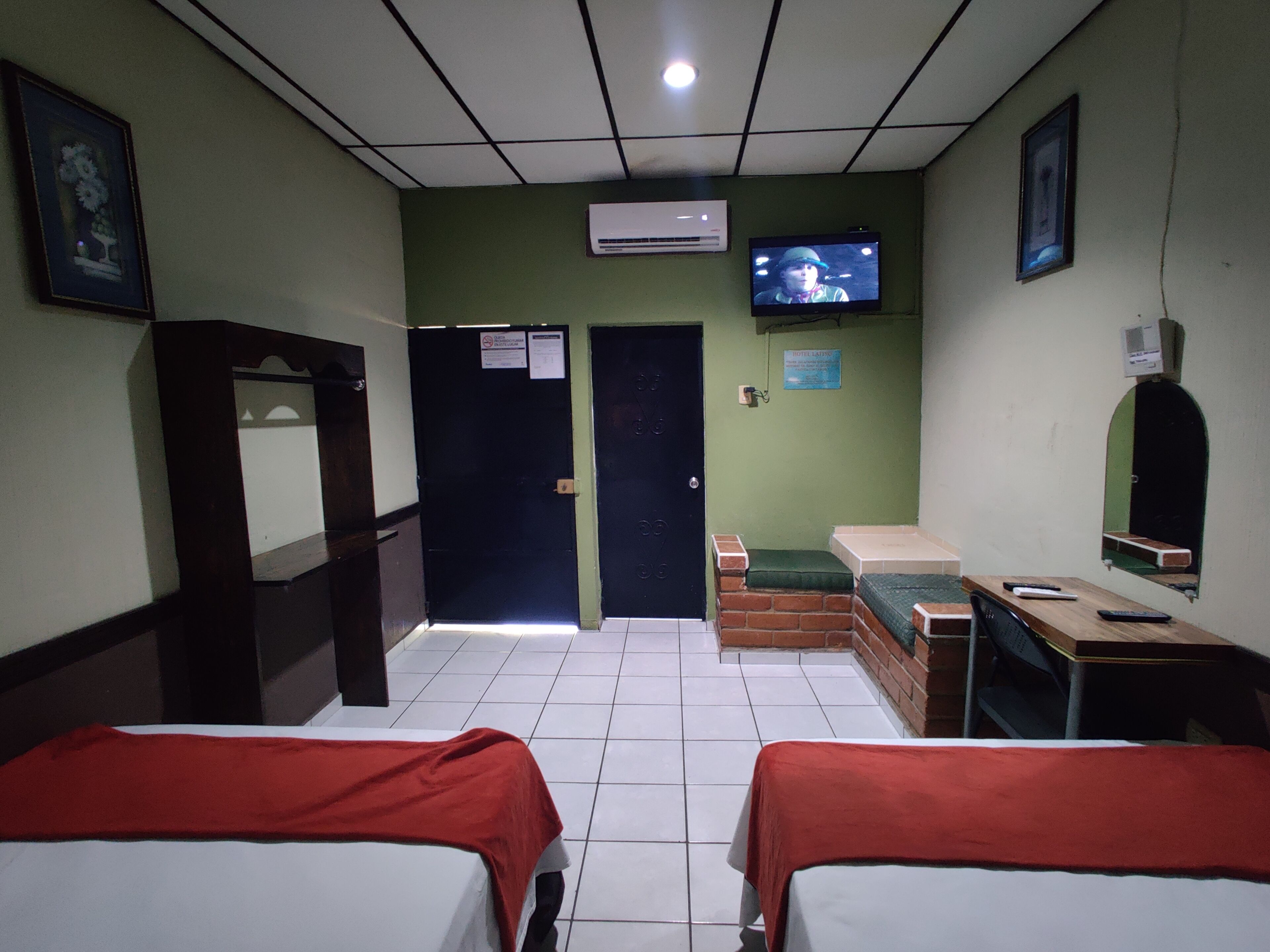 基础客房 | 高档床上用品、办公桌、免费 WiFi、床单