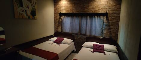 Chambre | Literie de qualité supérieure, bureau, Wi-Fi gratuit, draps fournis