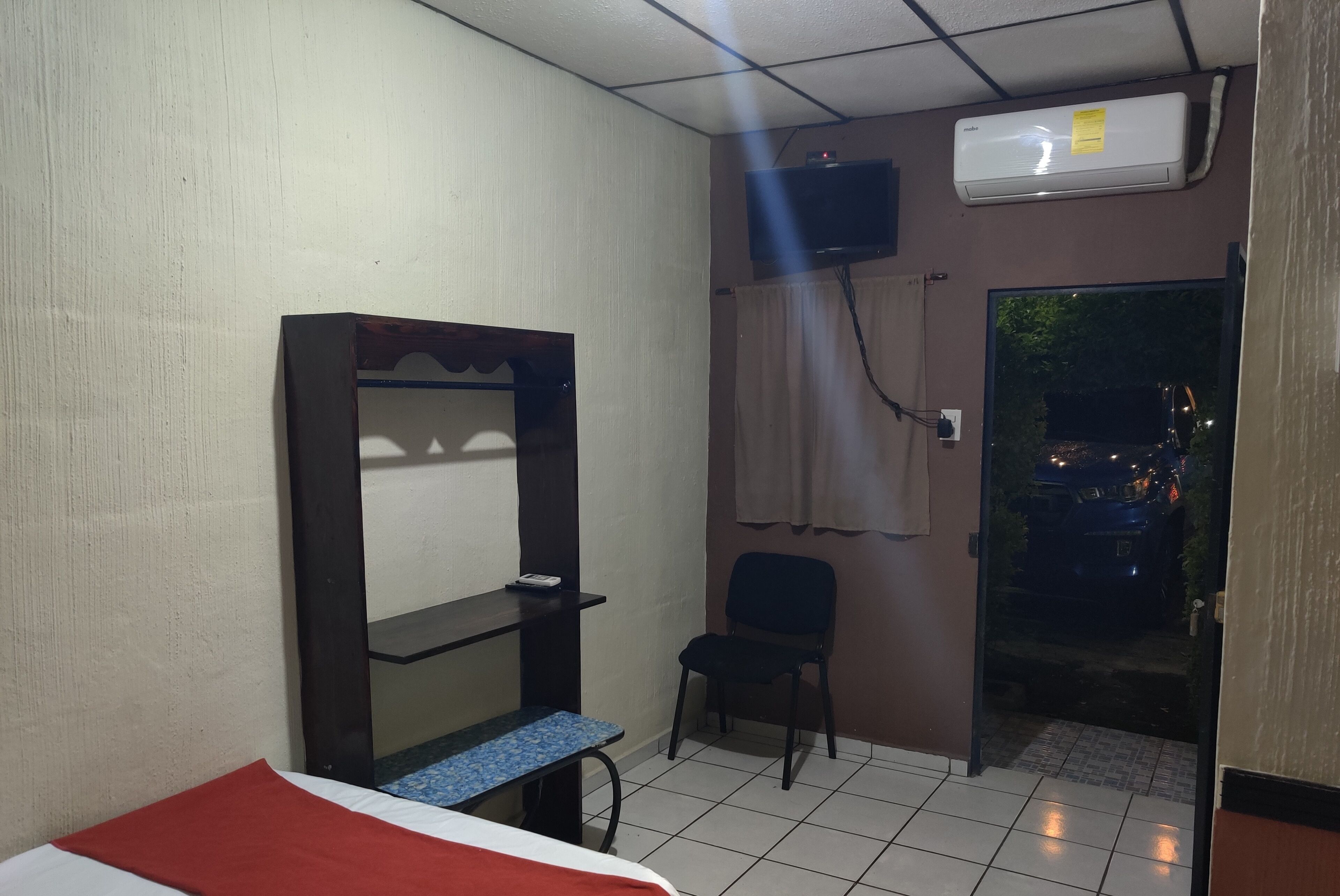 Habitación básica | Ropa de cama de alta calidad, escritorio, wifi gratis y ropa de cama 