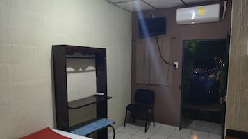 Rom – basic | Sengetøy av topp kvalitet, skrivebord, wi-fi (inkludert) og sengetøy