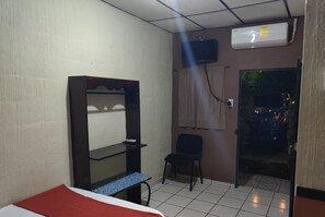 Basic-Zimmer | Hochwertige Bettwaren, Schreibtisch, kostenloses WLAN, Bettwäsche