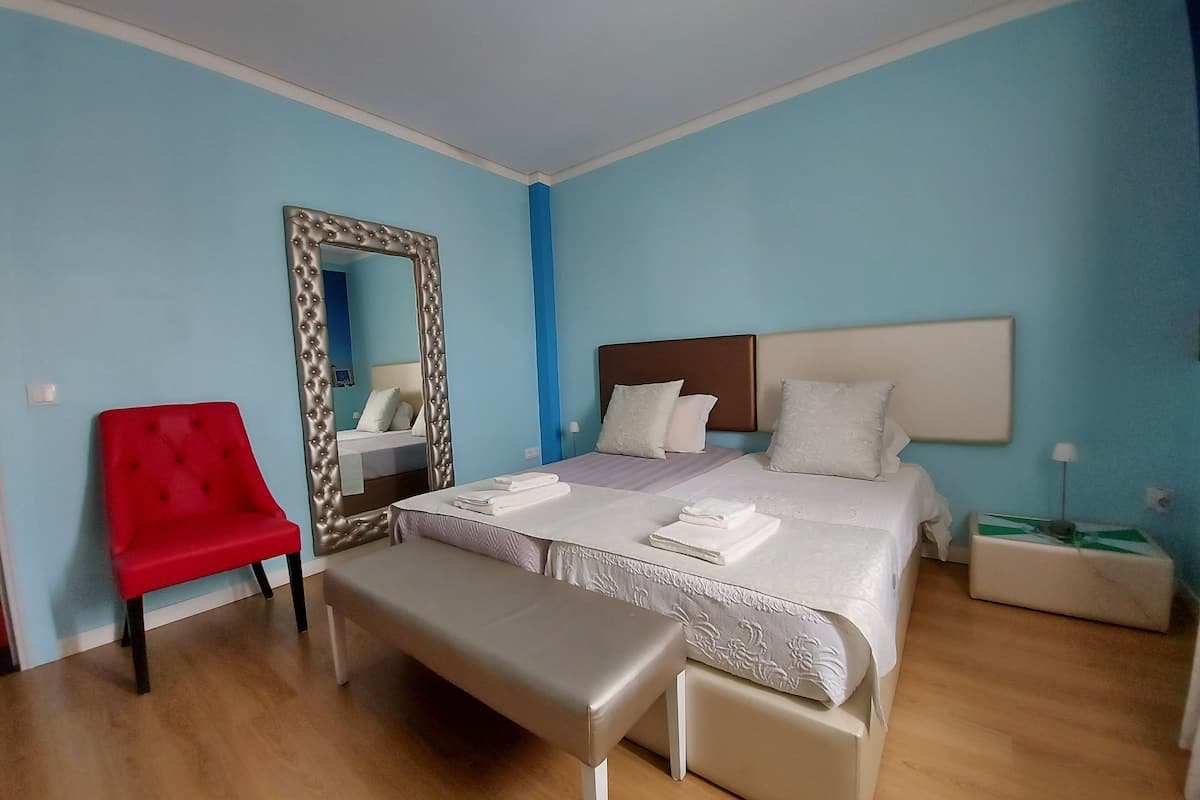 Quarto duplo superior, 2 camas de solteiro, vista para a cidade | Frigobar, cortinas blackout, quartos à prova de som, Wi-Fi de cortesia