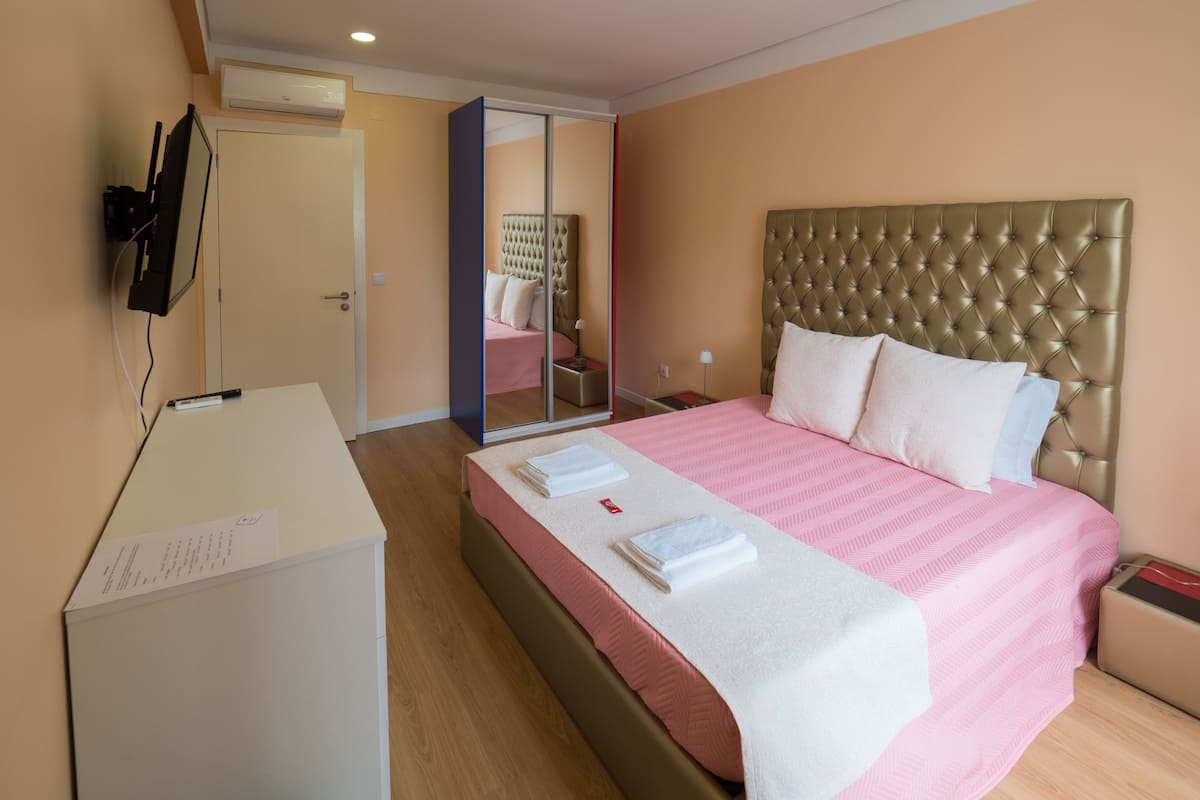 Suíte standard, 2 quartos, vista para a cidade | Frigobar, cortinas blackout, quartos à prova de som, Wi-Fi de cortesia