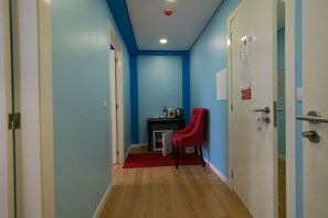 Suíte superior, 2 quartos, vista para a cidade | Frigobar, cortinas blackout, quartos à prova de som, Wi-Fi de cortesia