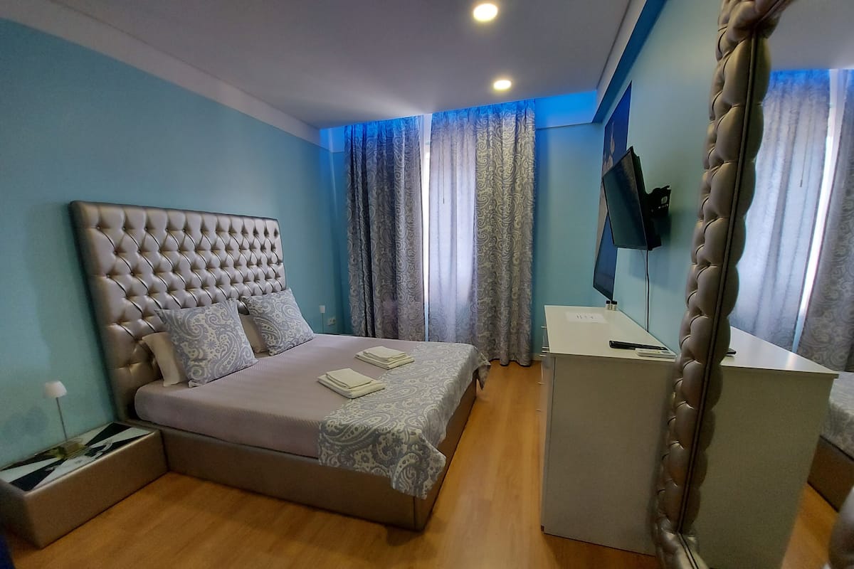 Suíte superior, 2 quartos, vista para a cidade | Frigobar, cortinas blackout, quartos à prova de som, Wi-Fi de cortesia