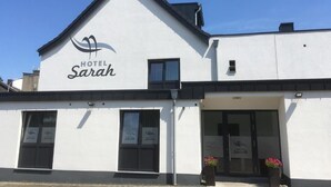 A modern building with a sign reading "HOTEL Sarah." - Hotel Sarah (Heinsberg)