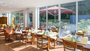 Dagelijks ontbijtbuffet (EUR 14.50 per persoon)