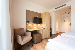 Deluxe Double Room | Desk, iron/ironing board, free WiFi, bed sheets - Hotel Sarah (Heinsberg)