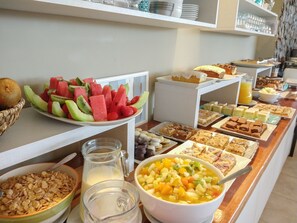 Café da manhã com buffet grátis todos os dias