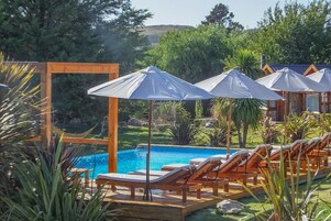 Una piscina techada, 2 piscinas al aire libre, sombrillas