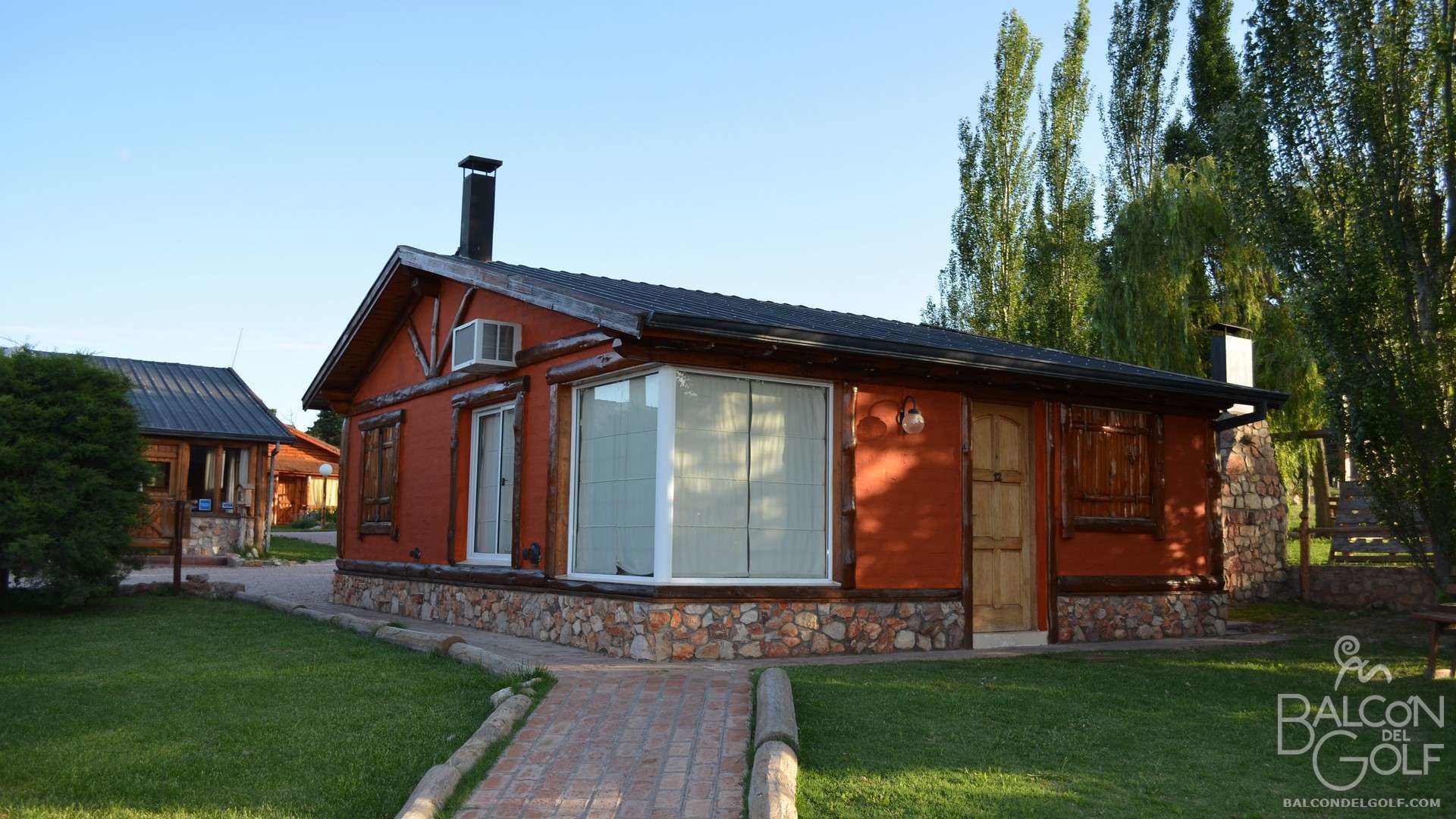 Cabaña, 2 habitaciones, baño privado (4 to 6 PAX) | Área de sala de estar | Smart TV y reproductor de DVD 