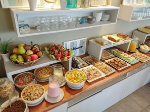 Free daily buffet breakfast