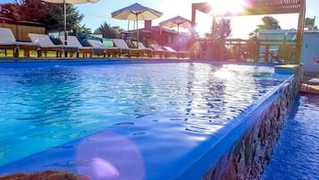 Piscine couverte, 2 piscines extérieures, parasols de plage