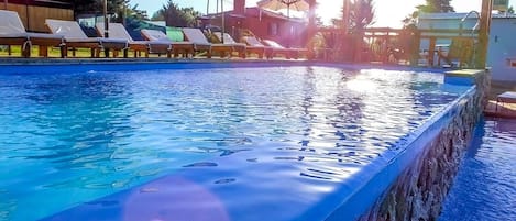 Piscina interna, 2 piscinas externas, guarda-sóis, espreguiçadeiras