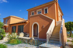 Courtyard - Alekos Beach Houses - Natura Gialla (Kefalonia)
